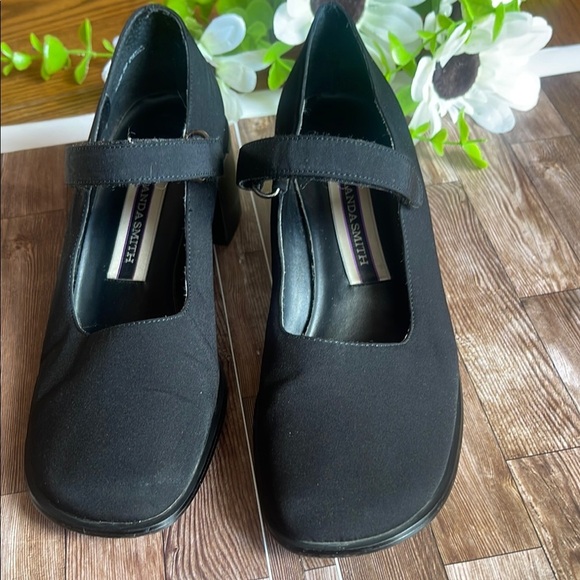 Amanda Smith Black Heels with Classic Design - Picture 1 of 8